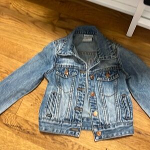 Used flower girl jean jacket size small/4 bought in David’s bridal. Used once.